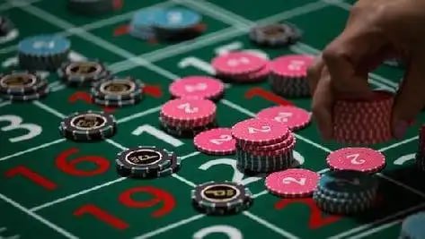 Pengguna membaca syarat promosi di ponsel